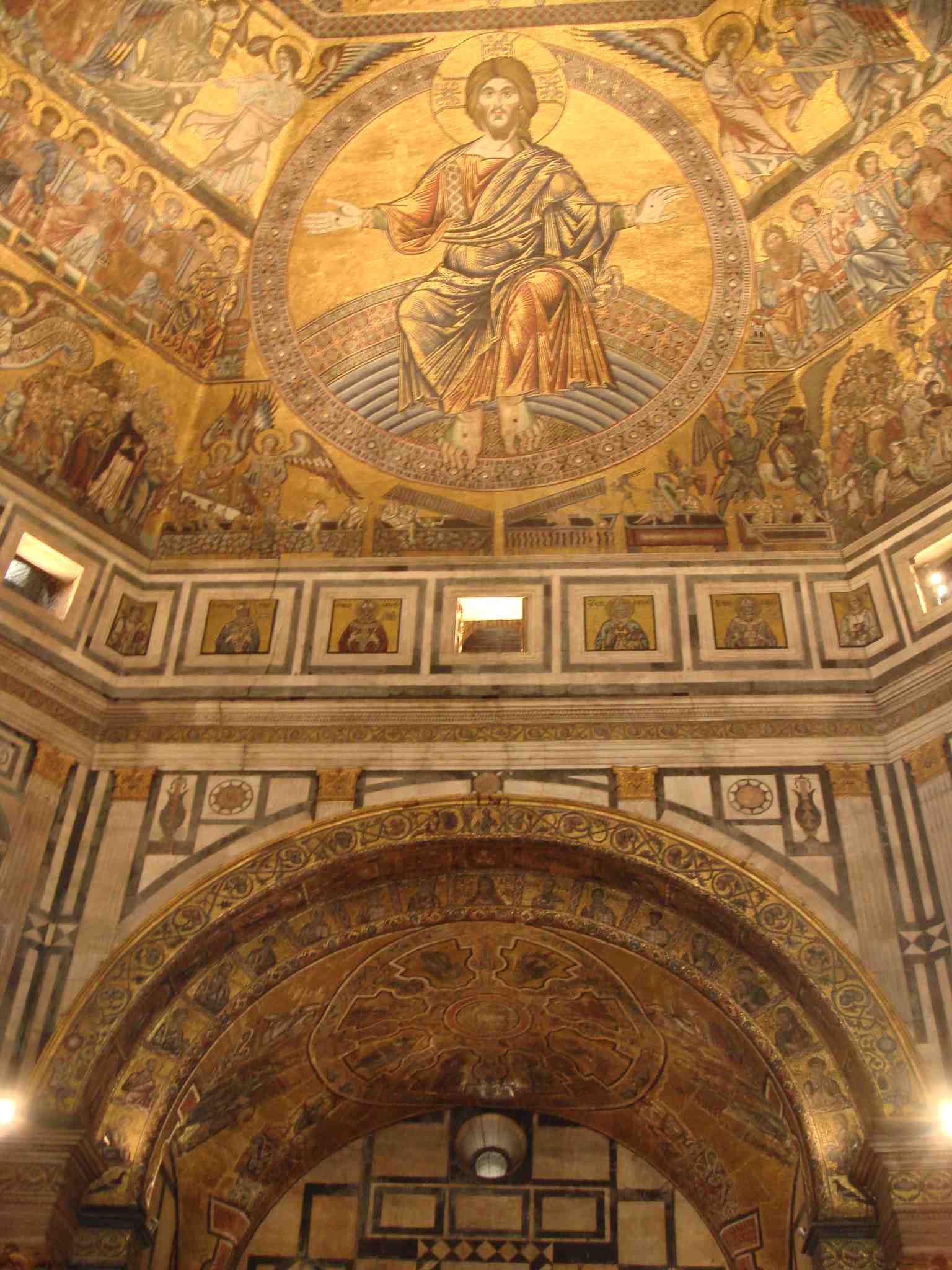洗礼堂内部。聖ジョヴァンニの生涯と、旧約聖書の『最後の審判』を描いたモザイク画。